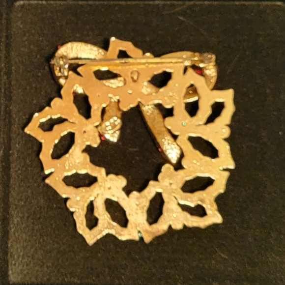 Christmas Wreath Brooch - Picture 2 of 3